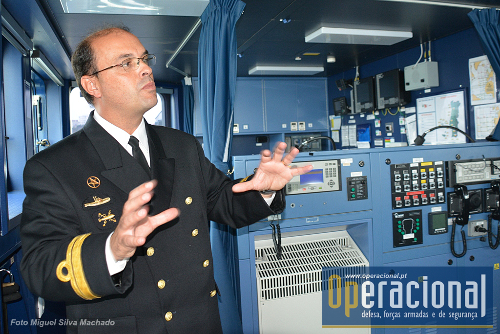 O comandante Guardado Neto tem como missão salvaguardar a vida humana no mar acolhendo emigrantes/refugiados, mas também garantir a protecção dos militares que comanda e a segurança do navio. Não sendo provável a ameaça existe.