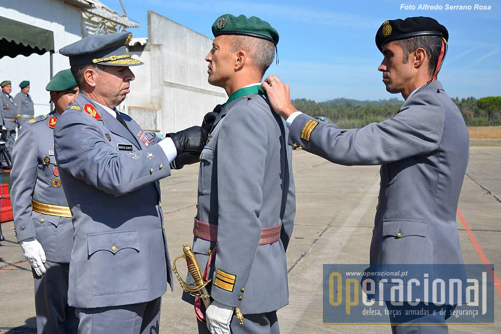 O CEME impõe as insígnias da Ordem Militar de Avis ao Tenente-Coronel 