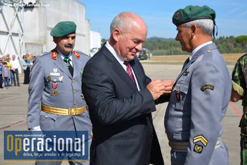 O General Carlos Jerónimo, anterior CEME, que também comandou a BrigRR, impõe a Medalha de Cobre de Serviços Distintos ao 