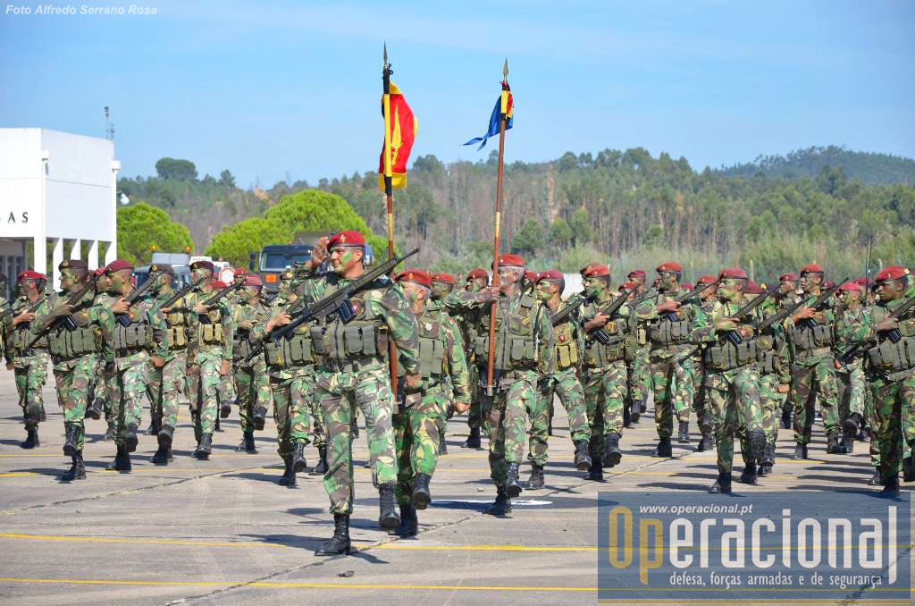 O Batalhão de Comandos, aqui representado pela Força Nacional Destacada que irá operar na Republica Centro Africana e é maioritariamente composta por militares do Regimento de Comandos.