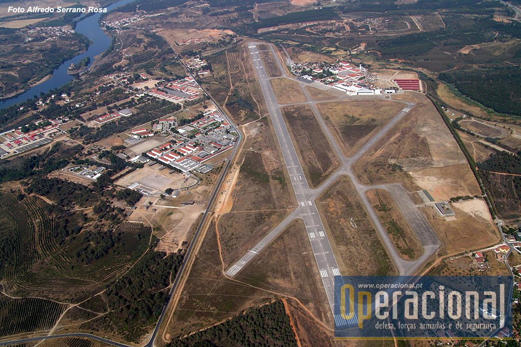 Excelente vista do Aeródromo Militar de Tancos, e da área envolvente até ao rio Tejo. Gerações e gerações de aviadores e pára-quedistas portugueses, fizeram desta paisagem o seu local de trabalho!