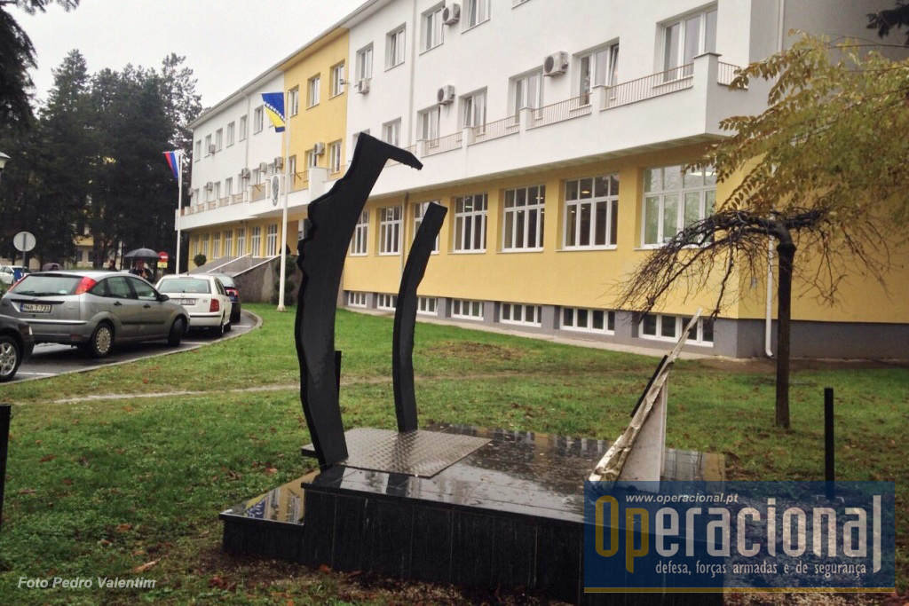 A localização do Monumento, junto à Câmara Municipal da cidade de Doboj.