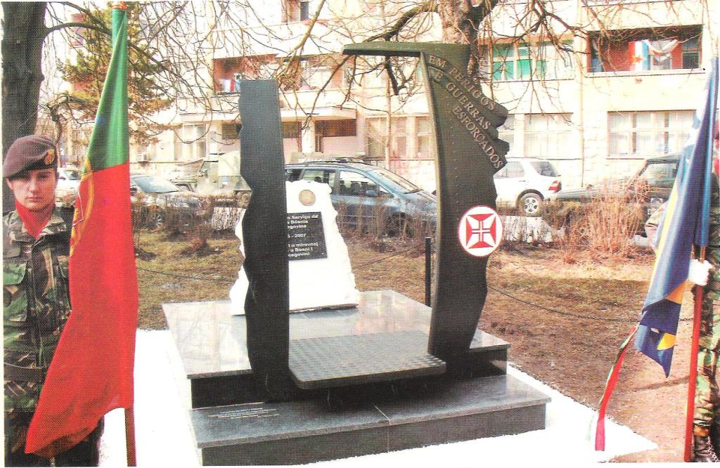 O Monumento adulterado, no dia da sua inauguração na cidade de Doboj (imagem do livro «Bósnia - "In Perpetuum"» 1BI/BrigInt - 28FEV2007)