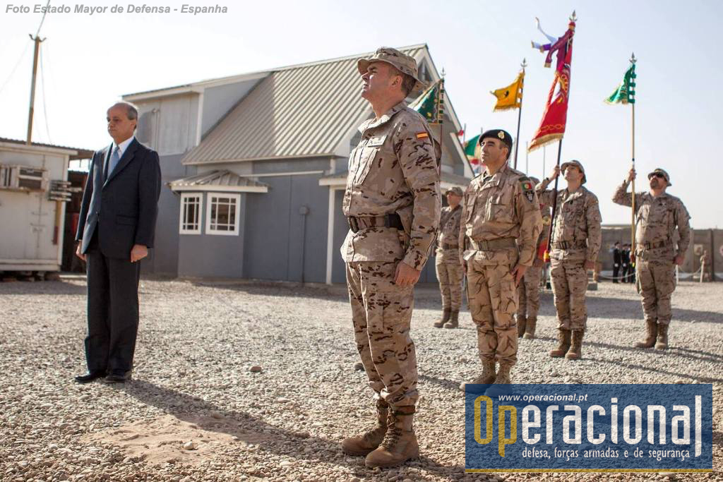 Da esquerda, o Embaixador de Espanha no Iraque, o Comandante da Base "Gran Capitán" e o Comandante do 4.º Contingente Nacional das Forças Armadas Portuguesas na operação "Inherent Resolve".