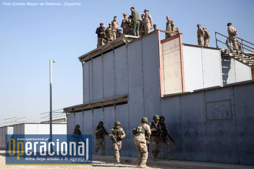 A Polícia de Fronteira do Iraque como se compreende tem uma vertente militar muito marcada e a sua formação, em alguns aspectos, não difere da ministrada ao Exército.