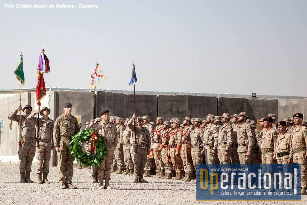 Cerimónia militar em Besmayah. Um militar português e um britânico transportam a coroa de flores na homenagem aos mortos perante a formatura de todos os contingentes da "Task Force Besmayah".