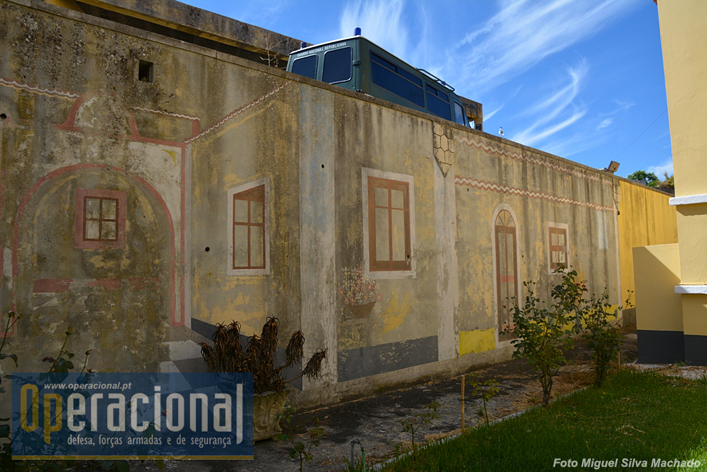 Ainda sobrevivem várias pinturas murais que de algum modo atenuariam o isolamento do quartel! 